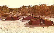 Tunesien 1971_nahe Douz u Kebili_Araberzelte für Touri-Übernachtung_Jochen A. Hübener