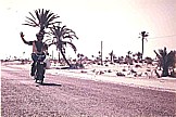 Tunesien 71_DJERBA_warum nicht mal mit dem Moped durch die Wüste ...  _Jochen per Moped