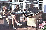 1999_ZIMBABWE_Die 2 deutschen Mäuse waren einige Tage mit uns im UNIMOG unterwegs_hier: Teetrinken im altenglischen Hotel an den 'VICTORIA-Falls' 