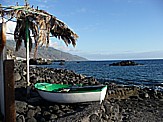 Fischerboot im Örtchen 'Bombilla', im Hintergrund Hotel 'Sol La Palma' in 'Puerto de Naos'