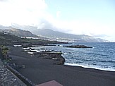 'Playa de los Cancajos' im Osten der isla bonita 'La Palma', zwischen Flughafen und der Hauptstadt 'Sta. Cruz de la Palma', bei Sonne stark frequentiert, da hier das einzige Urlaubszentrum der Insel, daher viele Serviceeinrichtungen