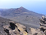 Blick vom Kraterrand des 'Volcán San Antonio' (657m) über den Volcán Teneguía hinunter zum Faro (Leuchtturm) an der Südspitze der Insel, bei klarer Luft können Teneriffa, Gomera und Hierro erspäht werden