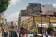 Spaziergang in der 'heimlichen' Hauptstadt v. LA PALMA, in 'Los Llanos de Aridane', die 'Calle Real' hoch, von der Plaza aus aufgenommen; hier mit: Hermann+Jochen
