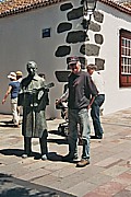 Spaziergang in der 'heimlichen' Hauptstadt v. LA PALMA, in 'Los Llanos de Aridane', an der Ecke 'Plaza' und 'Calle Real', hier: Hermann mit Musikerstandbild