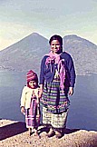 diese nette Indiofrau mit Kind am LAGO ATITLAN war sofort begeistert, als ich ein Foto von ihnen machen wollte_ bei anderen stieß ich häufig auf Ablehnung_GUATEMALA 1974