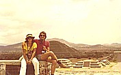 Brunnie, eine mexikanische Freundin, die in Berlin studiert hatte, brachte  mir -auf ihre liebenswürdige Art- die mexikanische Kultur in und um Mexico-City nahe_hier: Teotihuacan_Brunnie u. Jochen 1974