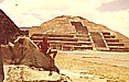Teotihuacan_Jochen mit (noch) Super-8-Filmkamera, mexikanische Kultur geniessend_MEXICO 1974
