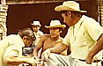 JAIME (links) hilft einigen Bauern bei der Reparatur_dafür werden wir zu einem Mescal-Schnaps-Umtrunk eingeladen und ich darf ungestresst Fotos machen (Jaimes Tipp: erst den anderen beim Arbeiten helfen, dann darf man ohne Probleme Aufnahmen machen)_unvergesslicher Tag mit 'Kulturschnuppern' _MEXICO 1974