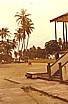 ... nach einem sturm- und regengepeitschten, sehr unruhigen, unsicheren Flug mit einem panamesischen Kleinflugzeug durch Gewitterzonen, von wahren Blitzorgien umgeben ... Landung auf einer kleinen Insel im 'Archipielago de SAN BLAS', bei den CUNA-Indios_hier: das hutzelige Abferti- gungsgebäude_PANAMA 1974