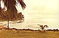 ... nach der Landung auf einer kleinen Insel im 'Archipielago de SAN BLAS', bei den CUNA-Indios_hier: der kleine beach hinter dem hutzeligen Abfertigungsgebäude_im Hintergrund schemenhaft die Inselchen, wie an einer Perlenschnur auf- gereiht_PANAMA 1974