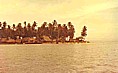 ... mit einem Boot geht´s zu einem der unzähligen kleinen Inselchen der CUNA-Indios im 'Archipielago de SAN BLAS'_ PANAMA 1974