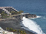 Blick auf den schwarzen Lavastrand von 'Puerto Naos', im Hintergrund Hotel 'Sol La Palma'