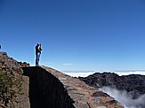 Hannes fotografiert vom Grad des 'Roque de los Muchachos', 2.426m ü.d.M., höchste Erhebung auf 'LA PALMA', den wolkenverhangenden 'Kessel'='Caldera de Taburiente'