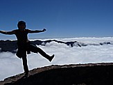 Beate tanzt den Sirtaki am Grad des 'Roque de los Muchachos', 2.426m ü.d.M., höchste Erhebung auf 'LA PALMA', vor dem wolkenverhangenden 'Kessel'='Caldera de Taburiente'