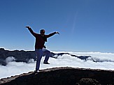 Jochen versucht zu fliegen ... am Grad des 'Roque de los Muchachos', 2.426m ü.d.M., höchste Erhebung auf 'LA PALMA', vor dem wolkenverhangenden 'Kessel'='Caldera de Taburiente'