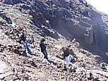 'Roque de los Muchachos', 2.426m ü.d.M., höchste Erhebung auf 'LA PALMA',  auf dem Weg zum Blick in den 'Kessel'='Caldera de Taburiente': Hannes, Beate, Jochen