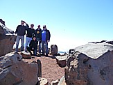am Grad des 'Roque de los Muchachos', 2.426m ü.d.M., höchste Erhebung auf 'LA PALMA',  vor dem 'Kessel'='Caldera de Taburiente': Beate (knieend), Hermann, Jochen, Hannes und Charly