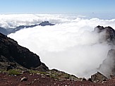Blick vom Grad des 'Roque de los Muchachos', 2.426m ü.d.M., höchste Erhebung auf 'LA PALMA', in den wolkenverhangenden 'Kessel'='Caldera de Taburiente'