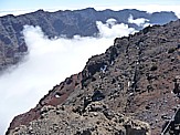 Blick vom Grad des 'Roque de los Muchachos', 2.426m ü.d.M., höchste Erhebung auf 'LA PALMA', in den wolkenverhangenden 'Kessel'='Caldera de Taburiente'