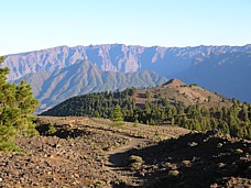Auf der langen, aber sehr reizvollen Wanderung entlang des Kamms der Insel 'La Palma', entlang der sogen. 'Ruta de los Volcanes', hier: Blick zurück, im Hintergrund das Zentrum der Insel, die 'Caldera de Taburiente'_2007