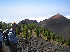 Auf der langen, aber sehr reizvollen Wanderung entlang des Kamms der Insel 'La Palma', entlang der sogen. 'Ruta de los Volcanes', hier bereits weit im Süden, mit: Jochen Schellong