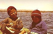 PERU / BOLIVIEN 1975_Kinnis der Urus auf dem Titicacasee_Jochen A. Hübener