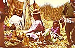 BOLIVIEN / PERU 1975_bei den Indios, den 'Urus', auf ihren Schilf-Inselchen mitten auf dem fast 4000 m hoch gelege- nen Titicacasee_Jochen A. Hübener