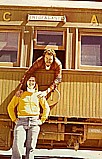 Angelika und Jochen beim Zug-Stopp_Western- Eisenbahn- fahrt von LA PAZ in Bolivien durch die ATACAMA-Salz- Wüste nach Antofagasta in CHILE_Südamerika per Rucksack 1975_Jochen A. Hübener
