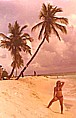 Angelika auf traumhaftem Mini-Inselchen, vor San Andrés_Südsee-Feeling_1975_Jochen A. Hübener
