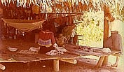 Dschungel-Indio-Hütte an einem Seitenarm des Rio Ucayali, einer der Quellflüsse des AMAZONAS_Angelika schaut den Indios bei der Arbeit zu_Osten PERU 1975_Jochen A. Hübener