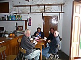 'El Tablado', Krämerladen, Dorfladen und -einziges- 'Café', von Señora Rosa, abgebildete Personen: Hermann, Charly, Jochen und Hannes