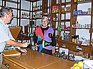 'El Tablado', Krämerladen, Dorfladen und -einziges- 'Café', hier: Eigentümerin Doña Rosa und Jochen 