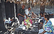 eingeladen zum Essen typischer palmerischer Speisen im Garten von Orlando in Todoque (Los Llanos de Aridane), hier von links: Orlando, Jochen u.a._2007