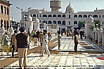 1995_INDIA_Amritsar_temple guards ... unbelievable, a fairyland_my motorcycle-trip around the world_Jochen A. Hübener